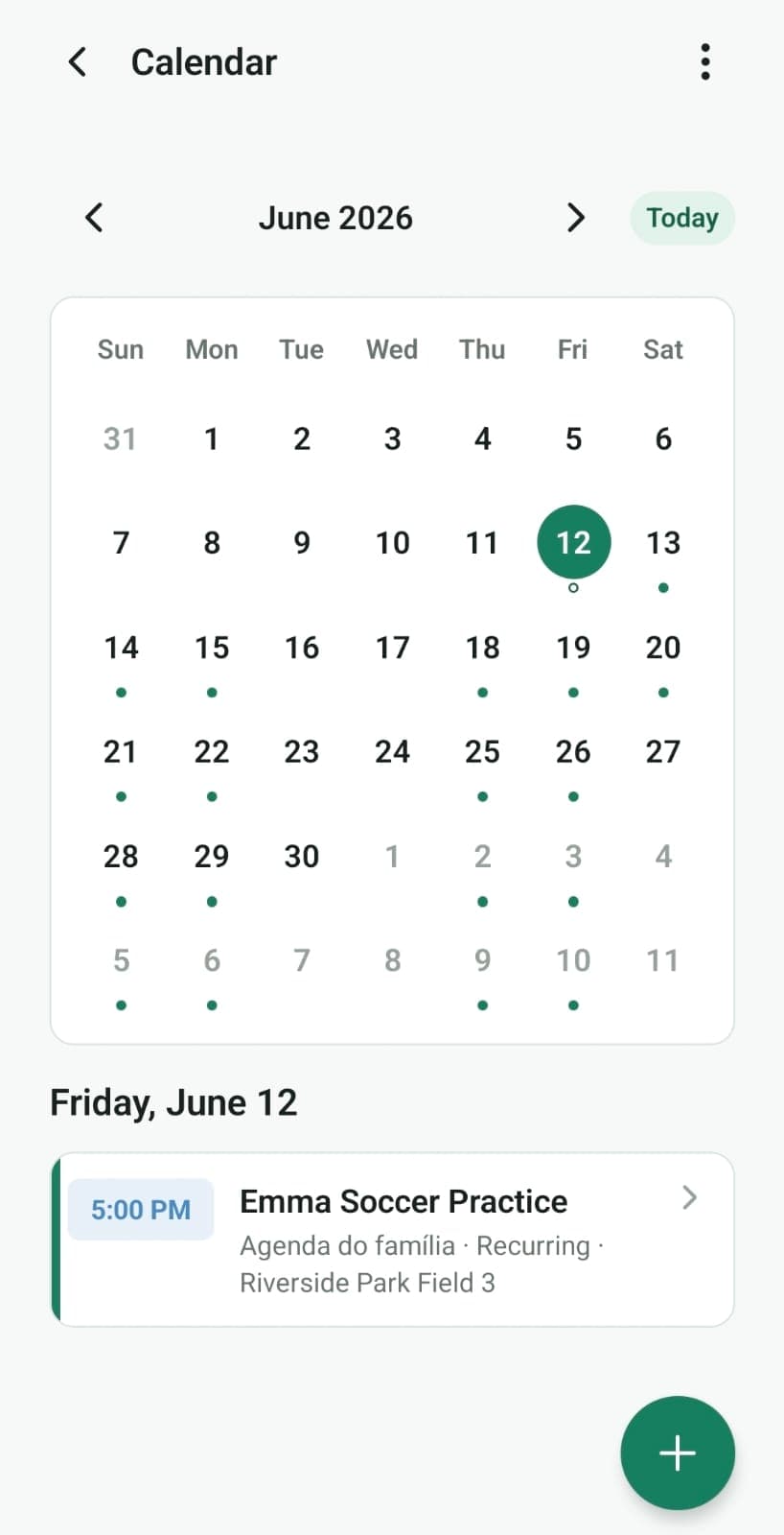 Agenda compartilhada com calendário mensal e compromissos recorrentes da família
